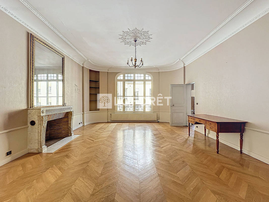 Appartement à PARIS-8E