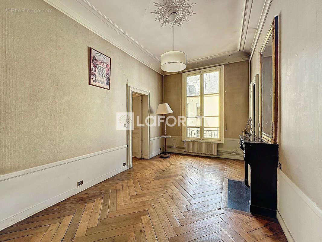 Appartement à PARIS-8E