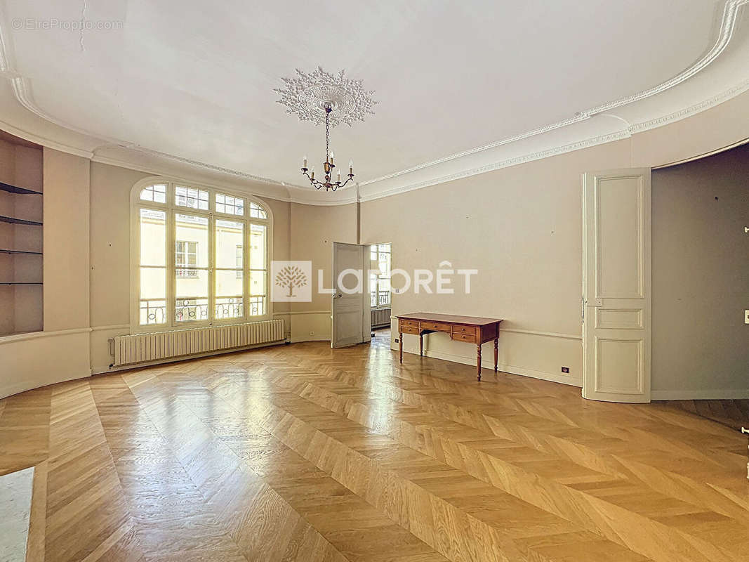 Appartement à PARIS-8E