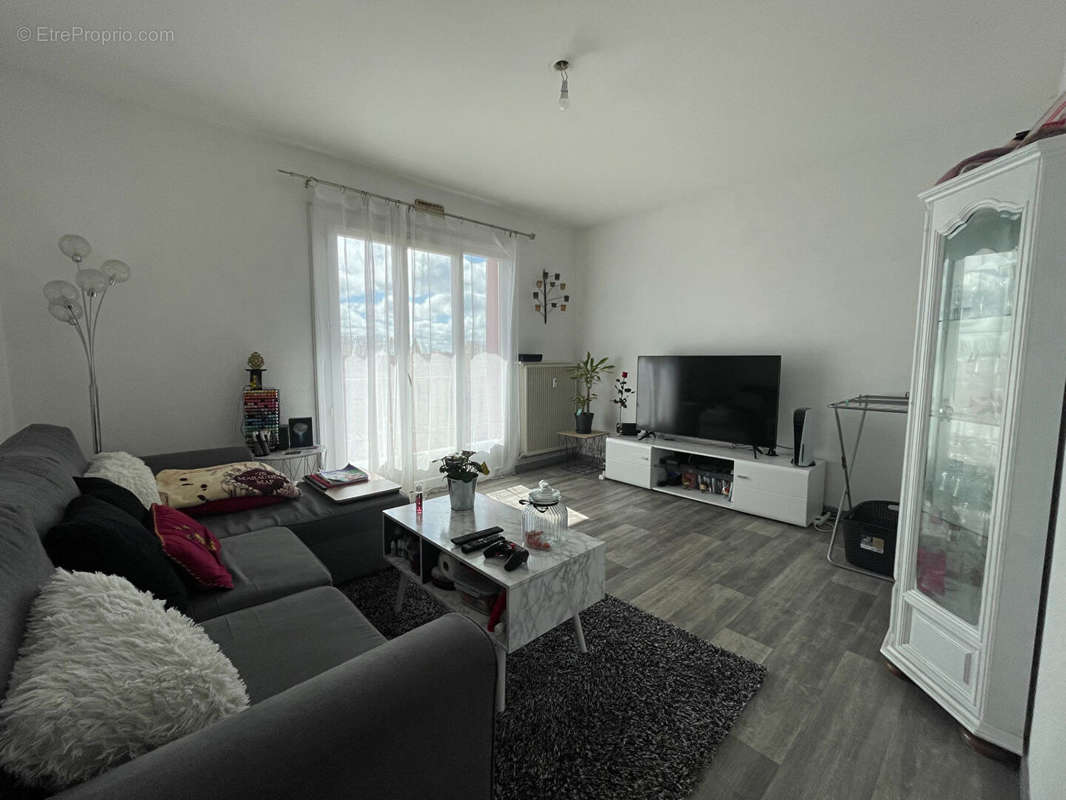 Appartement à SAINT-DENIS-LES-BOURG