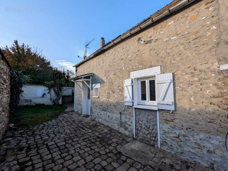 Maison à LA QUEUE-LES-YVELINES