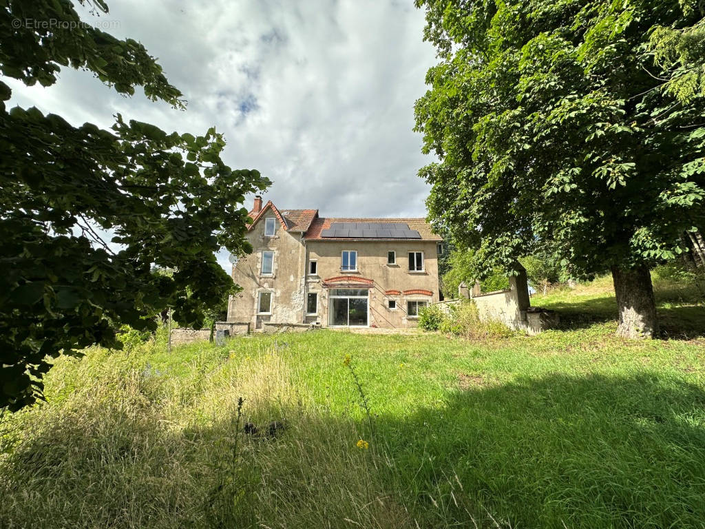 Maison à CHATEL-MONTAGNE