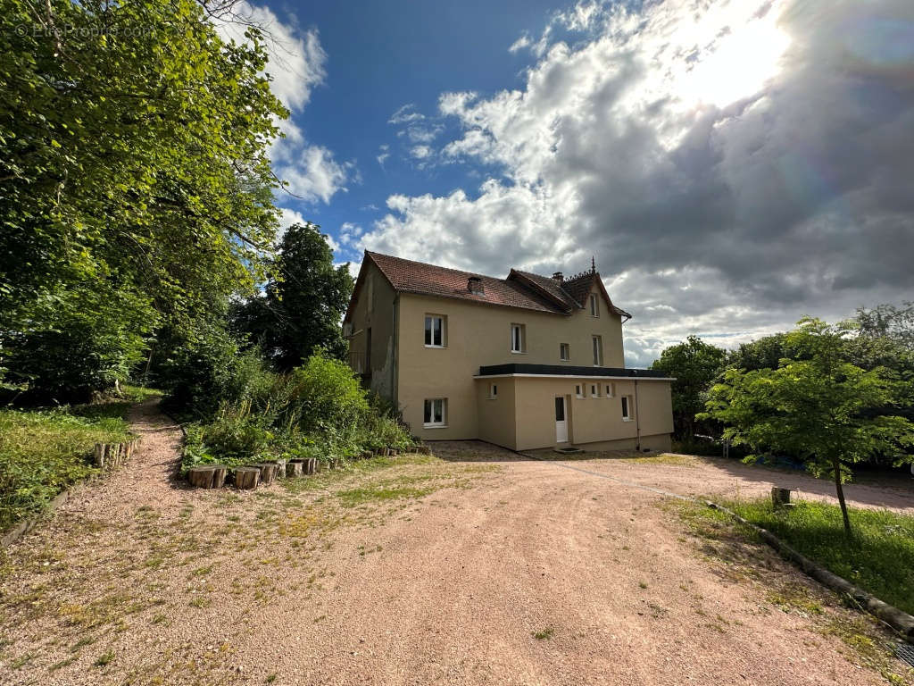 Maison à CHATEL-MONTAGNE