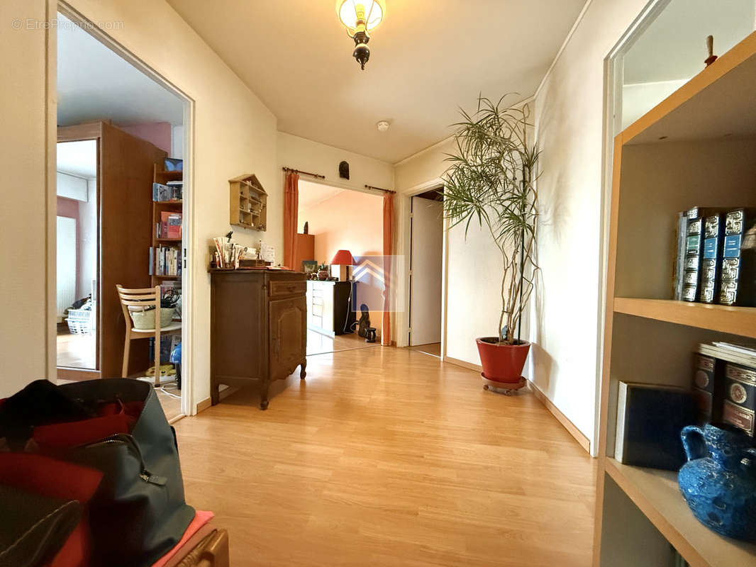 Appartement à COURBEVOIE