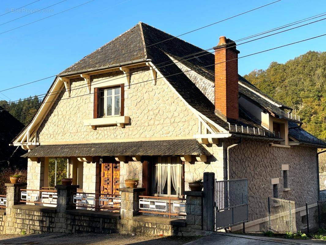 Maison à ENTRAYGUES-SUR-TRUYERE