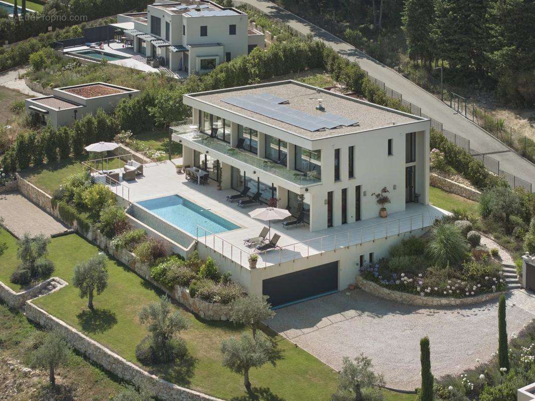 Maison à CHATEAUNEUF-GRASSE