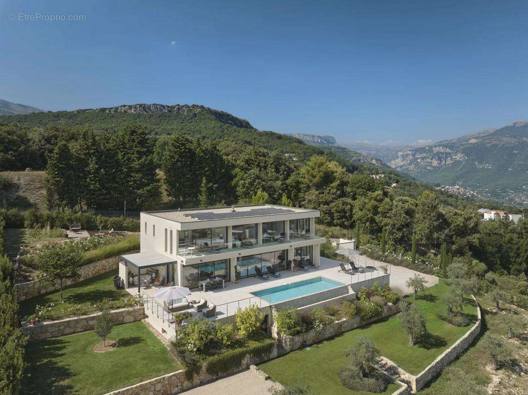 Maison à CHATEAUNEUF-GRASSE