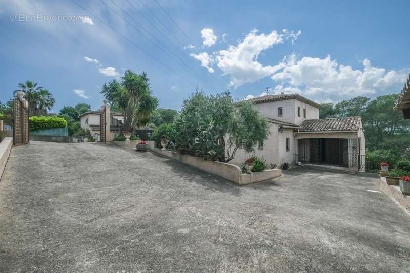 Maison à LA ROQUETTE-SUR-SIAGNE