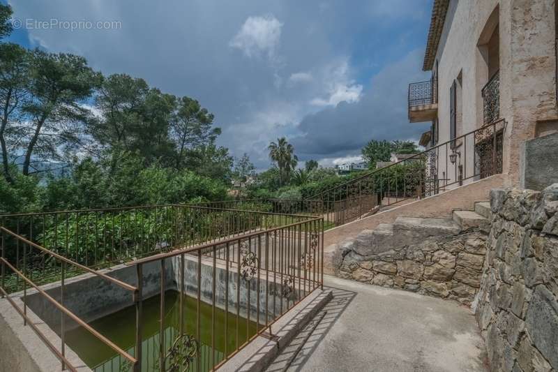 Maison à LA ROQUETTE-SUR-SIAGNE