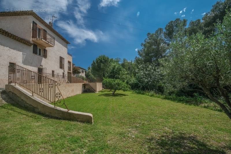 Maison à LA ROQUETTE-SUR-SIAGNE