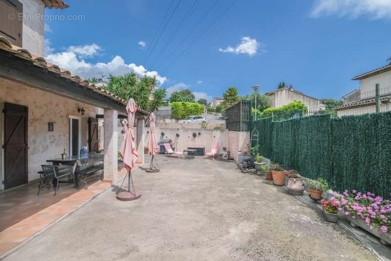 Maison à LA ROQUETTE-SUR-SIAGNE