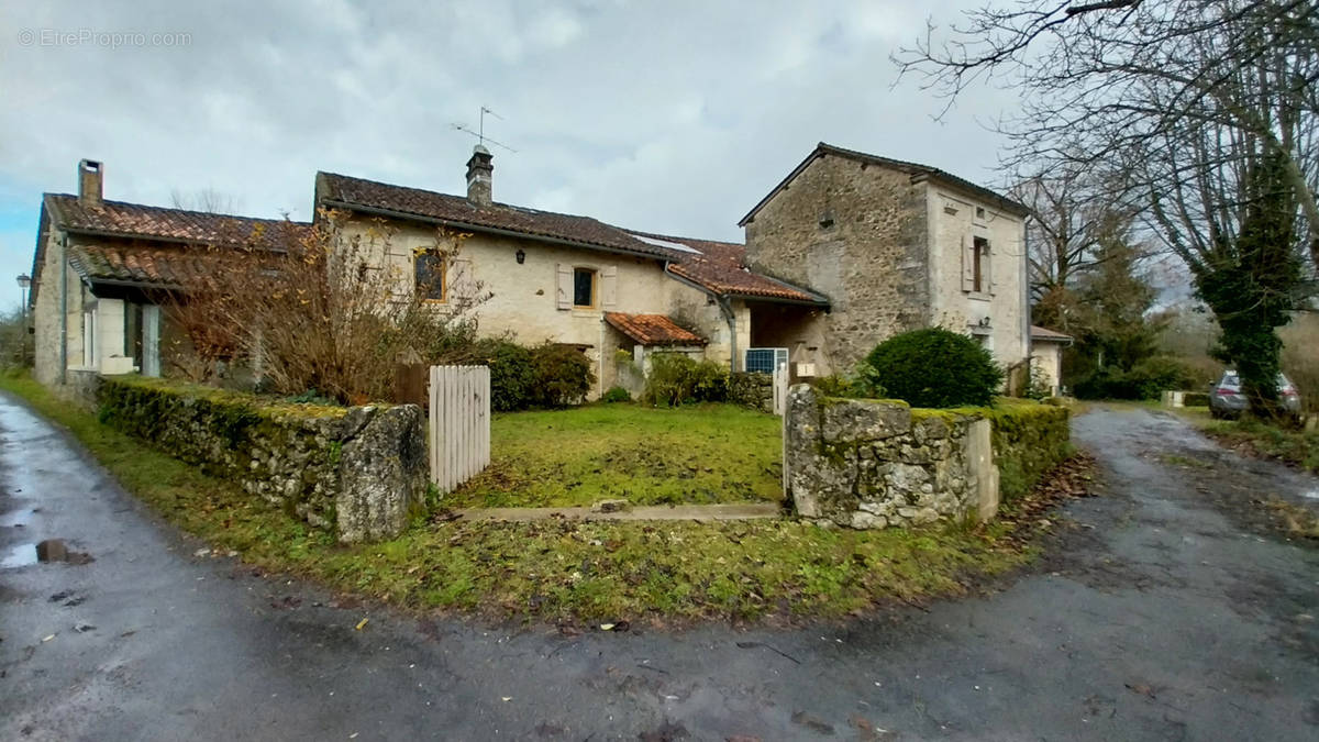 Maison à PAUSSAC-ET-SAINT-VIVIEN