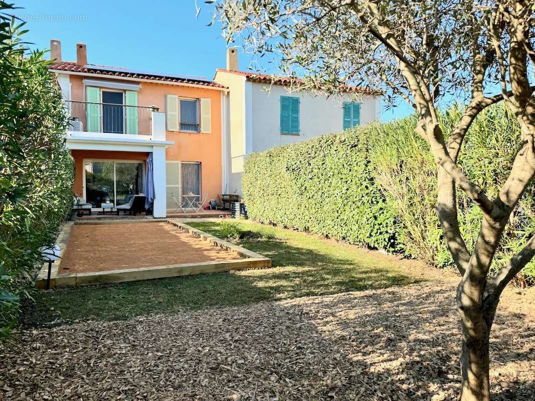 Maison à ROQUEBRUNE-SUR-ARGENS