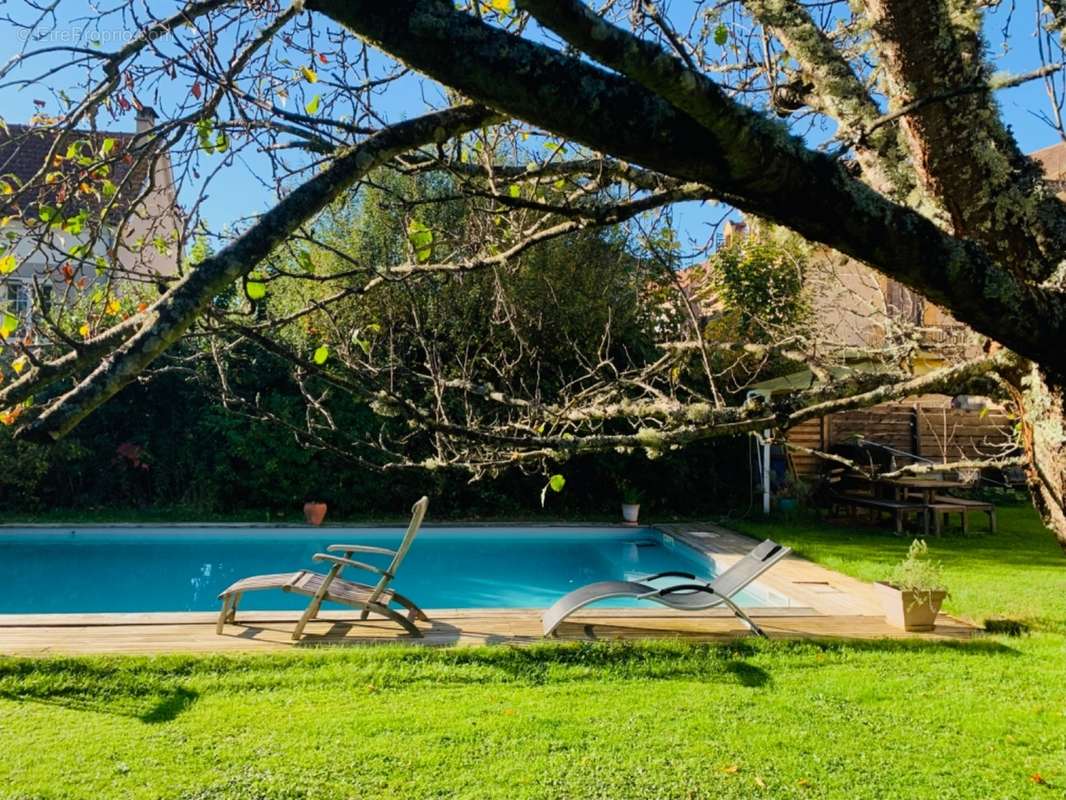 Piscine résine - Maison à SAINT-CYPRIEN