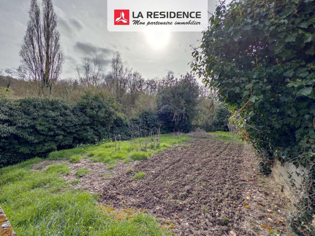 Terrain à AULNAY-SUR-MAULDRE