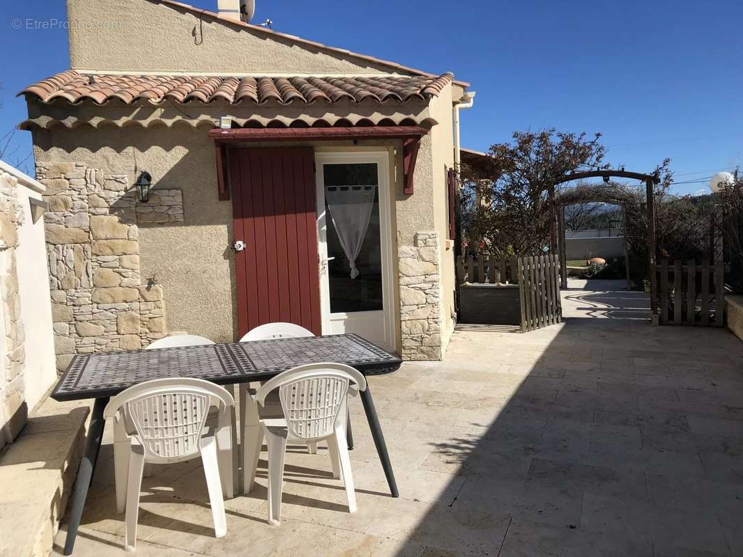 Maison à CHATEAUNEUF-VAL-SAINT-DONAT