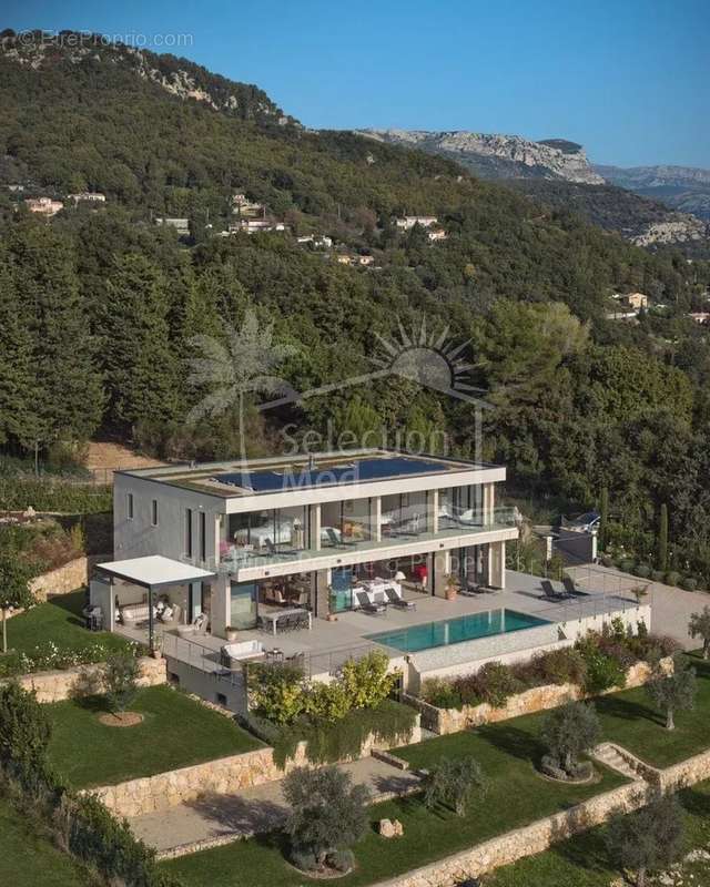 Maison à CHATEAUNEUF-GRASSE