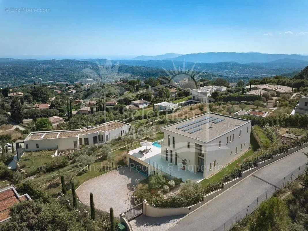 Maison à CHATEAUNEUF-GRASSE