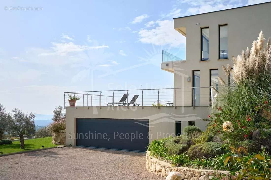 Maison à CHATEAUNEUF-GRASSE