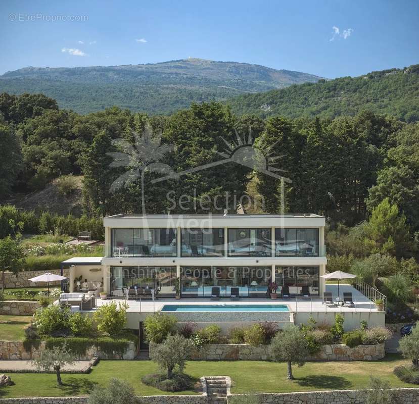 Maison à CHATEAUNEUF-GRASSE