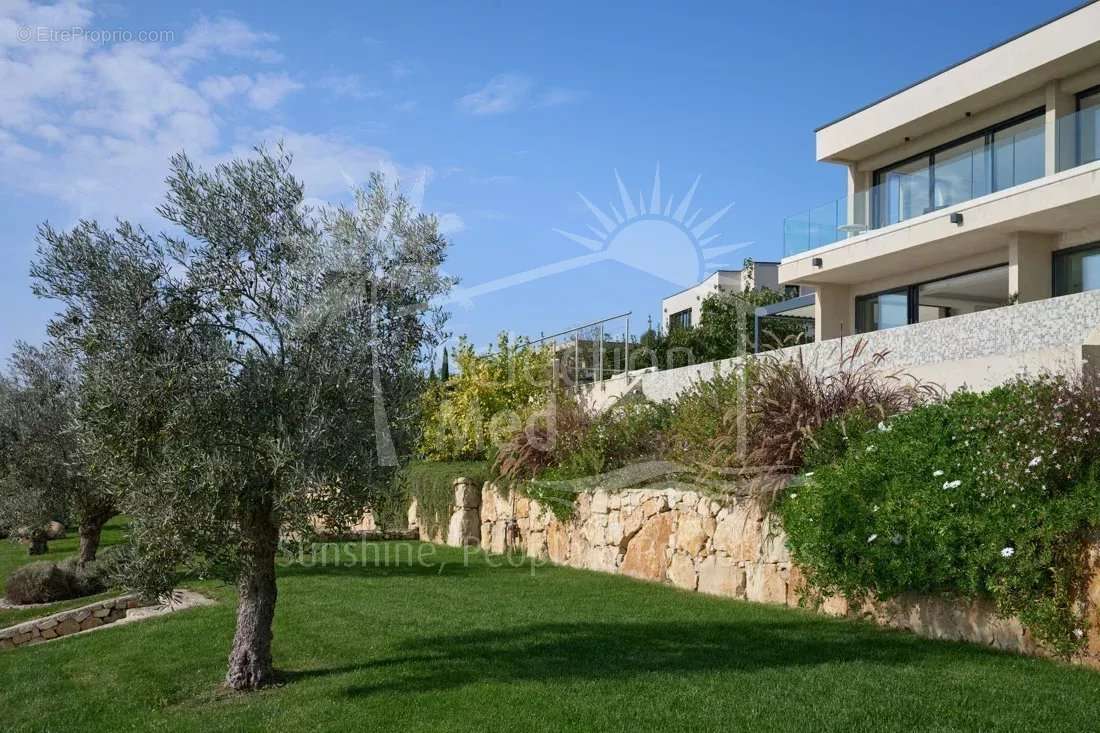 Maison à CHATEAUNEUF-GRASSE