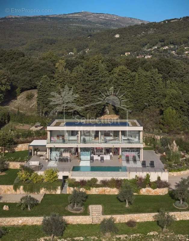 Maison à CHATEAUNEUF-GRASSE