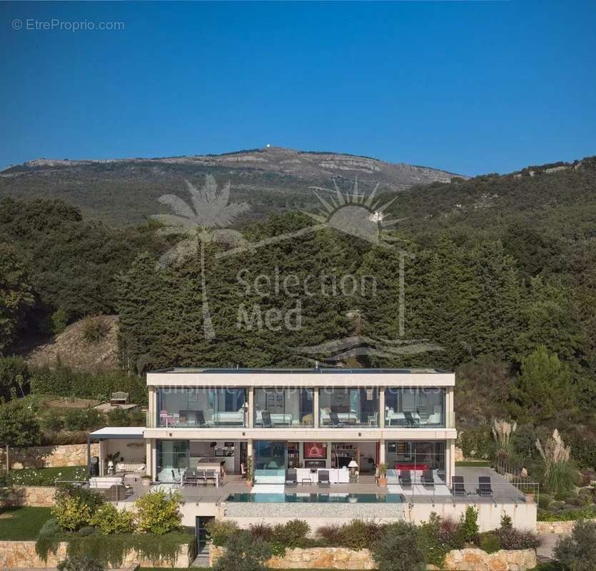 Maison à CHATEAUNEUF-GRASSE