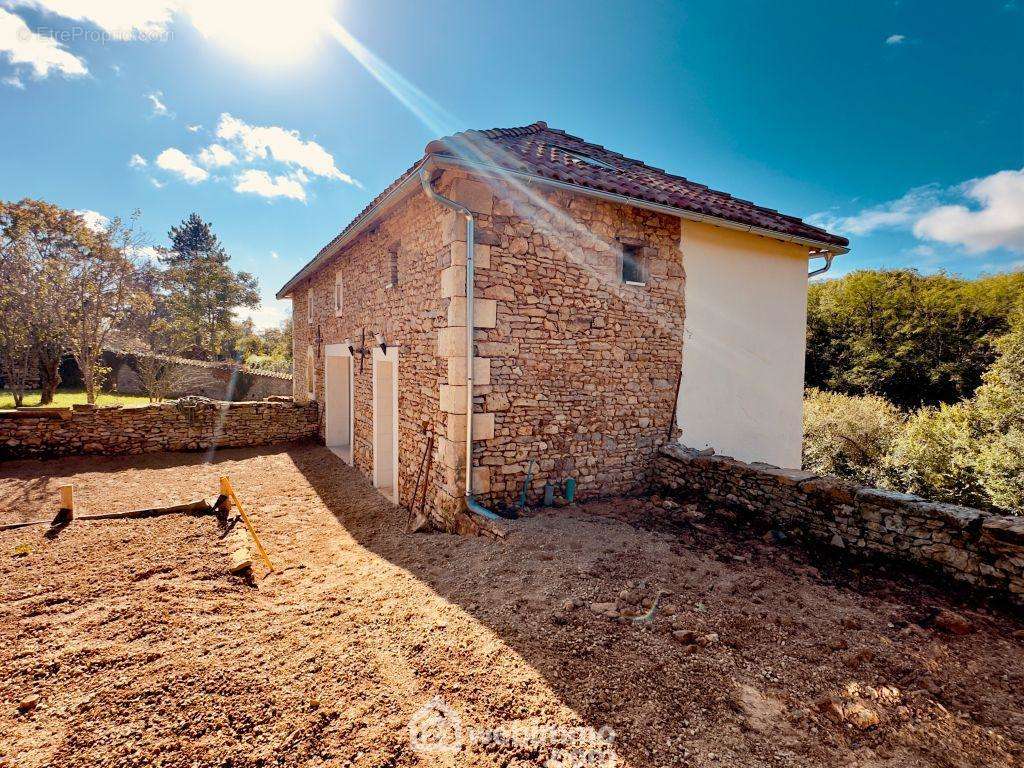 Accès par un rampant gravillonné, - Maison à CEAUX-EN-COUHE