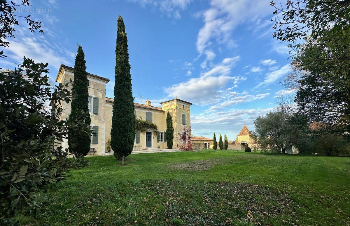 à vendre propriété sur 20 hectares proche d&#039;Auch - Maison à AUCH