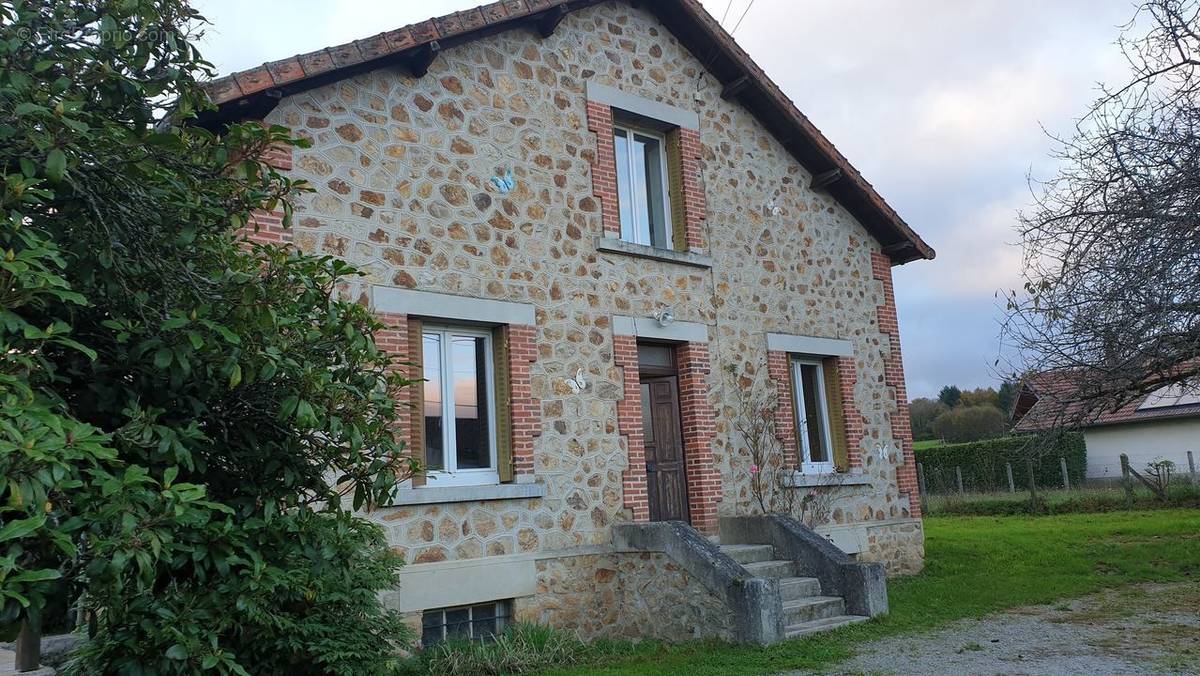 Maison à SAINT-LEONARD-DE-NOBLAT