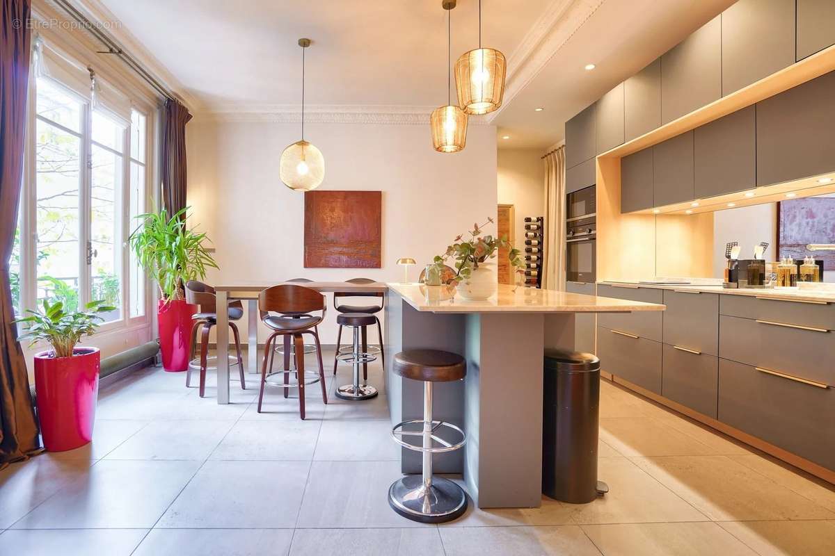 Appartement à PARIS-8E