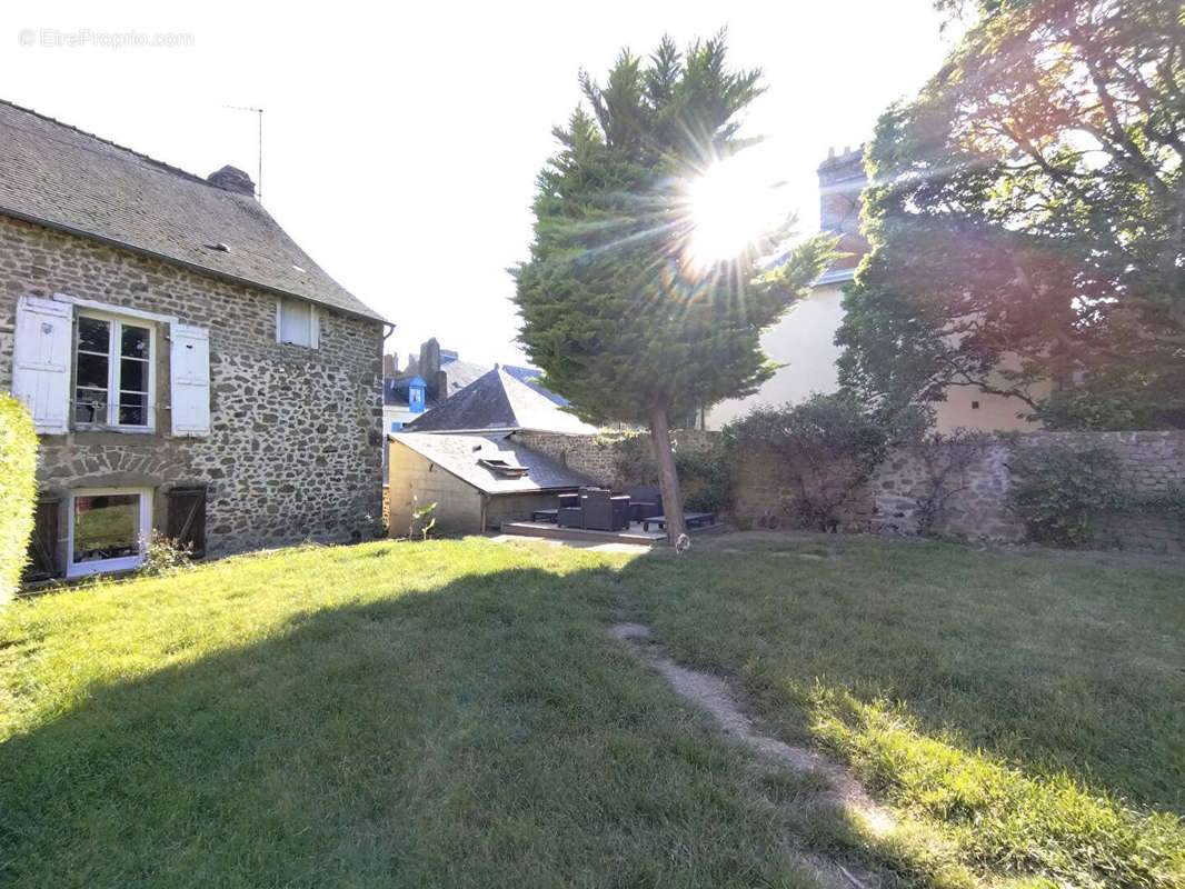 Maison à LASSAY-LES-CHATEAUX