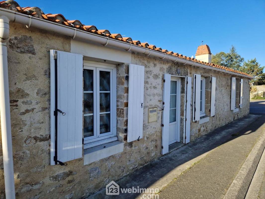 Façade rue - Maison à BEAULIEU-SOUS-LA-ROCHE