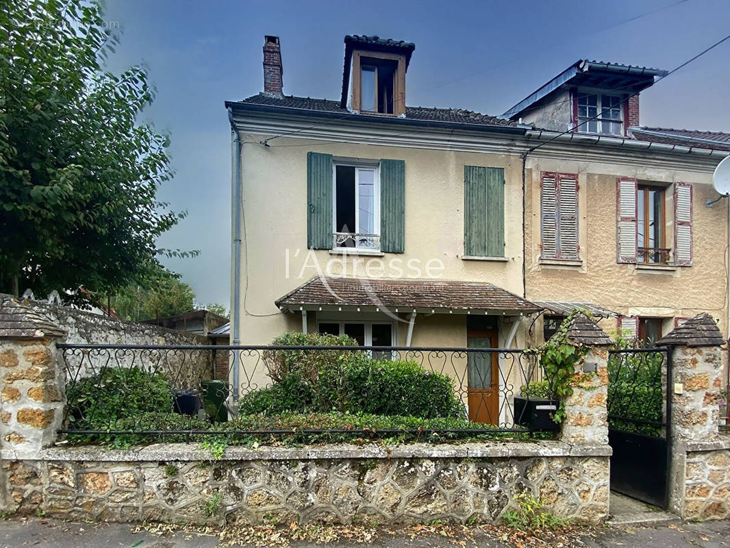 Maison à SAINT-CYR-SUR-MORIN