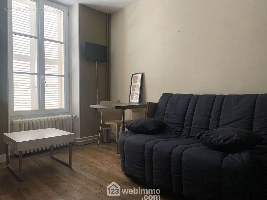 3 studios meublés, 1 T2, 2 chambres et 1 cuisine partagée, - Appartement à POITIERS