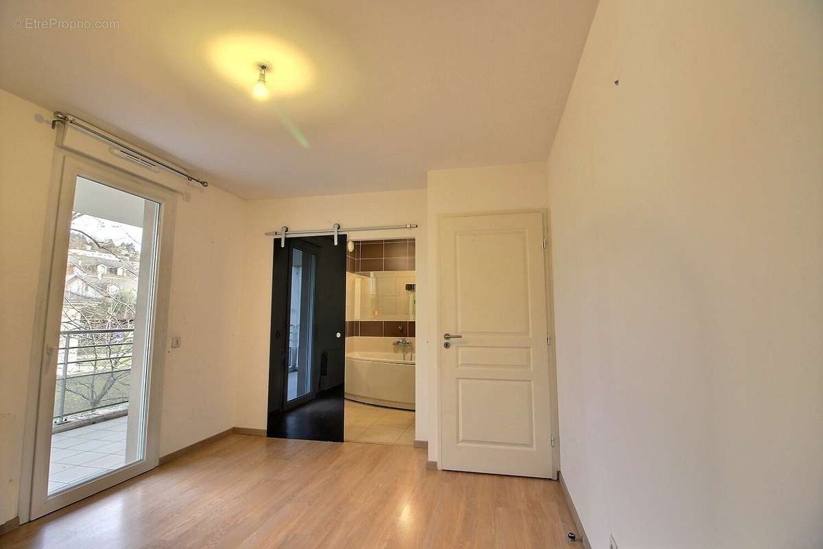 Appartement T3 à vendre à Vétraz Monthoux Salon Chambre et Salle de bains attenante - Appartement à VETRAZ-MONTHOUX