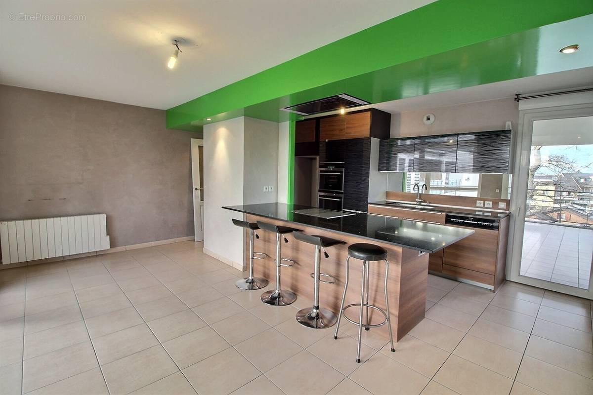 Appartement T3 à vendre à Vétraz Monthoux Salon Cuisine Américaine équipée - Appartement à VETRAZ-MONTHOUX