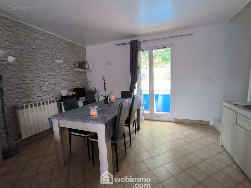 L&#039;espace salle à manger pour vos repas en famille - Maison à CRECY-AU-MONT