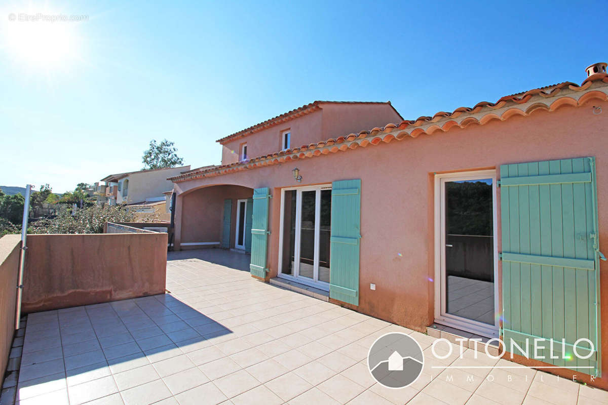 Maison à ROQUEBRUNE-SUR-ARGENS