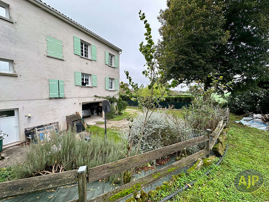 Maison à FLEAC-SUR-SEUGNE