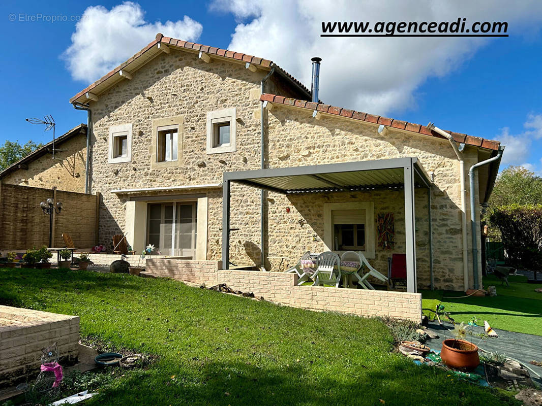 Maison à SAINT-CHRISTOPHE-SUR-ROC