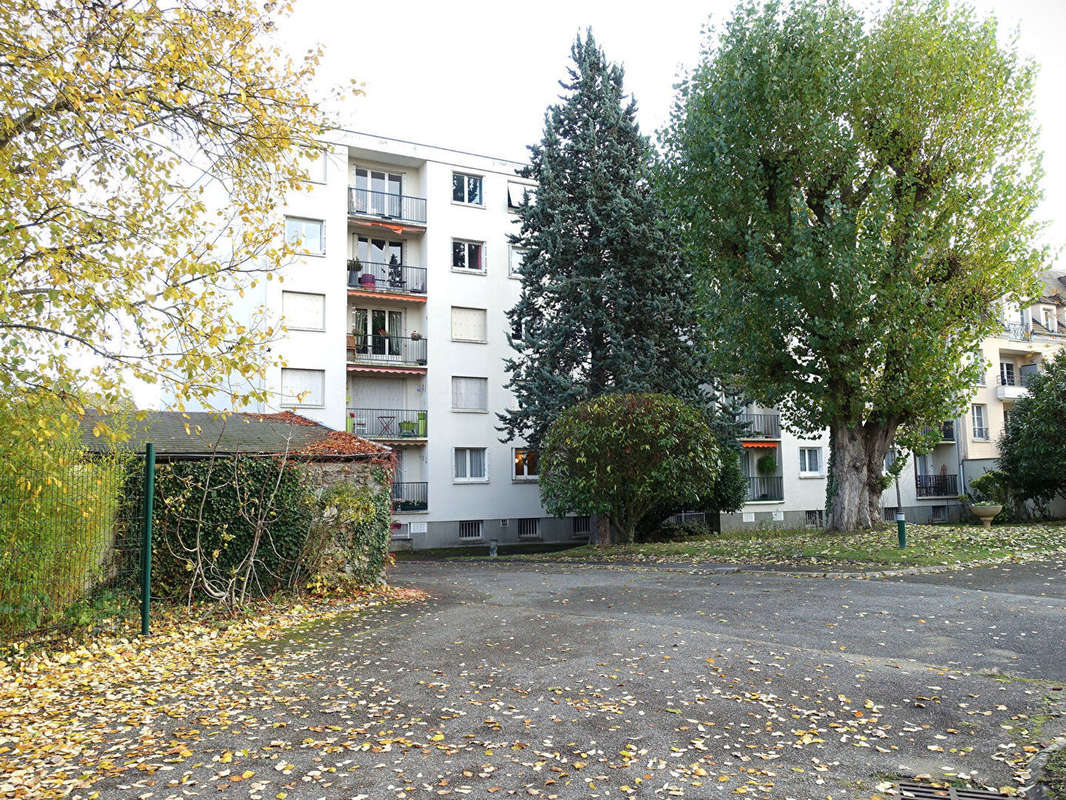 Appartement à LES CLAYES-SOUS-BOIS