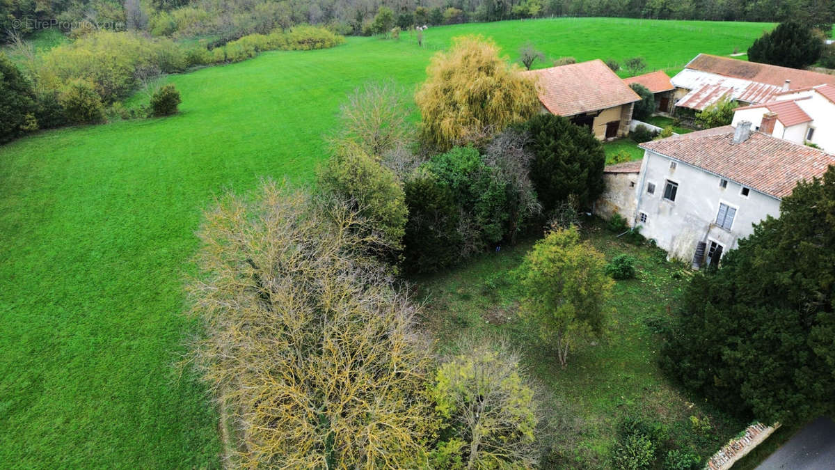 Maison à EYZIN-PINET