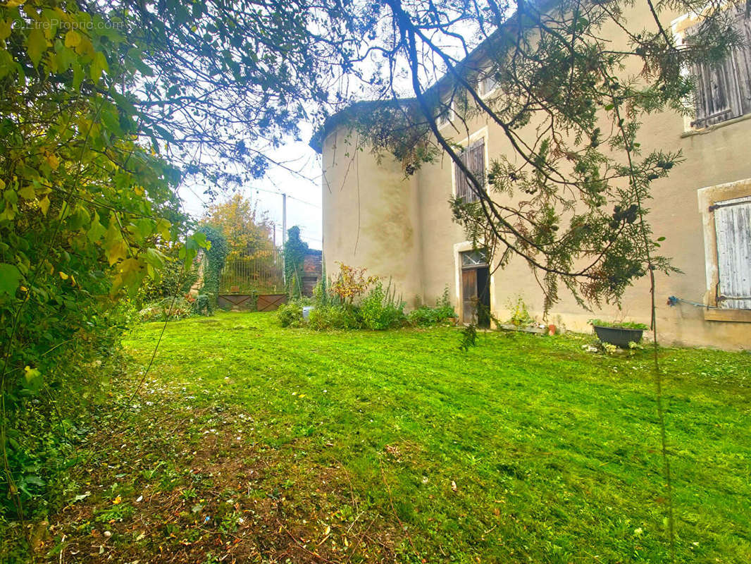 Maison à EYZIN-PINET