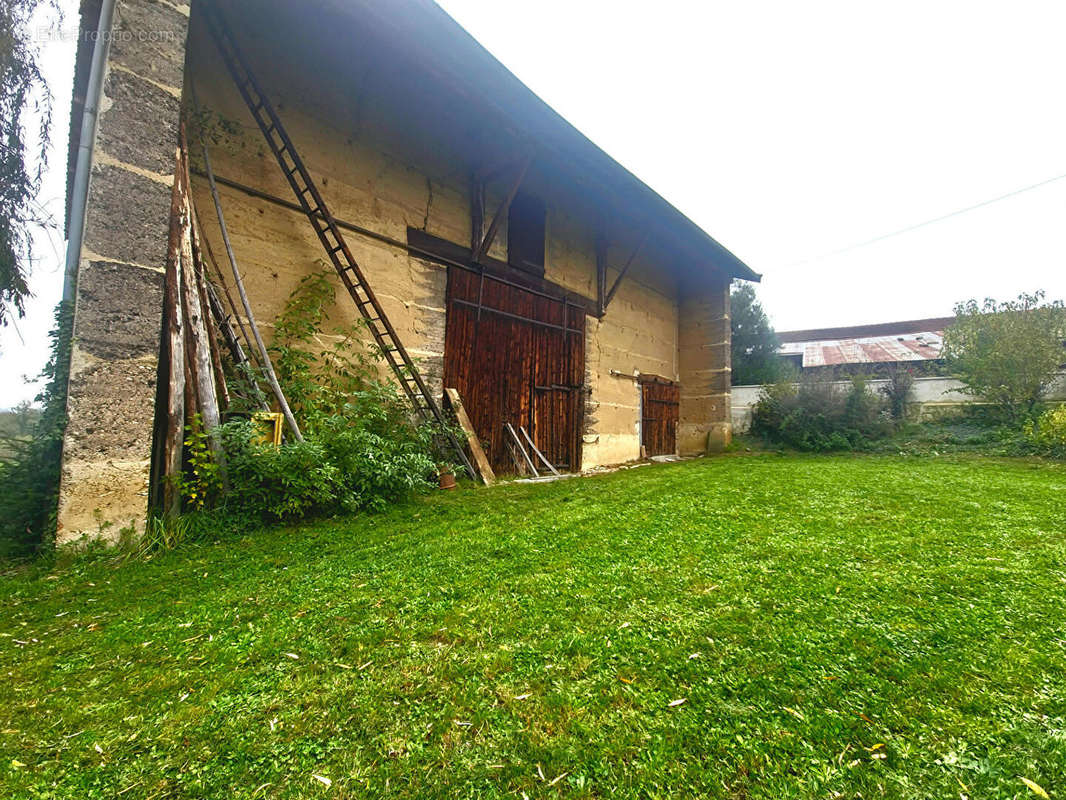 Maison à EYZIN-PINET