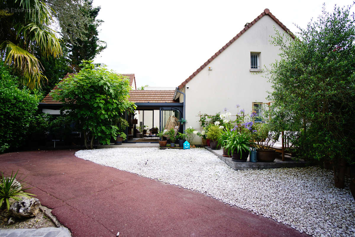 Maison à SAINT-THIBAULT-DES-VIGNES