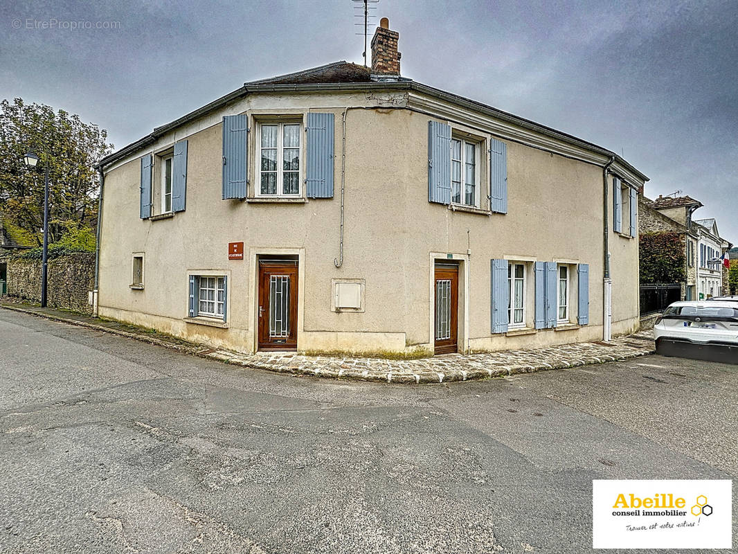 Maison à SAINT-SULPICE-DE-FAVIERES