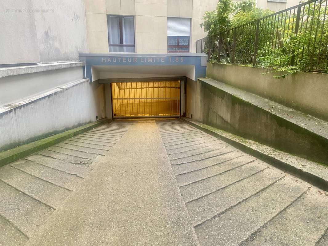 Parking à PARIS-16E