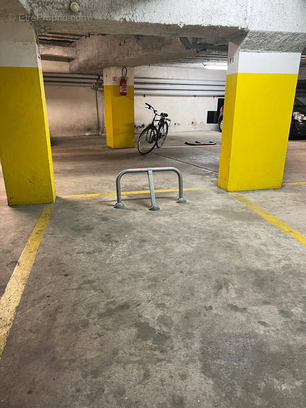 Parking à PARIS-16E