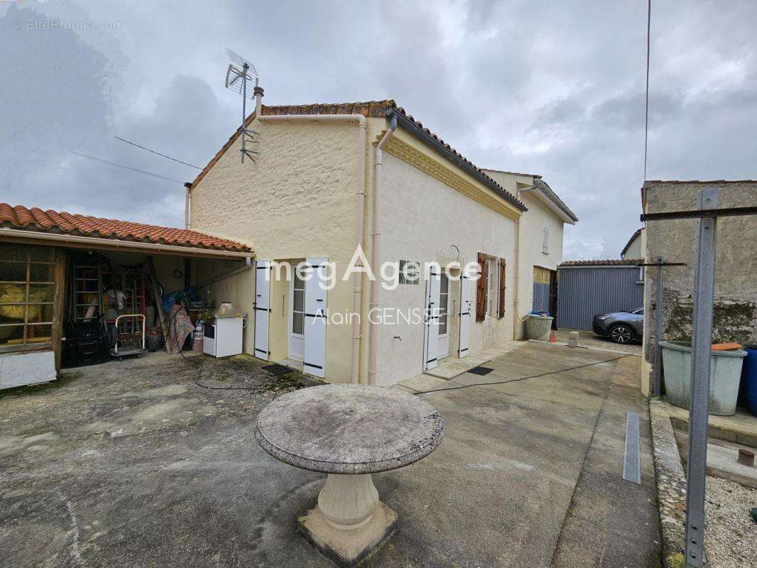 Maison à SAINT-JEAN-D&#039;ANGELY